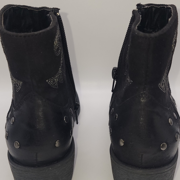 boots - Picture 2 of 5